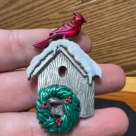 Vintage JJ Jonette Winter Snow Cardinal Birdhouse Brooch Pin Jewelry Wreath Bird - Picture 1 of 6